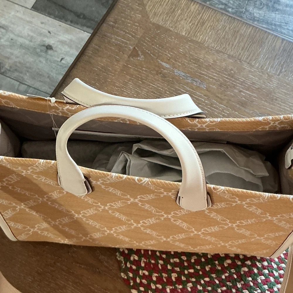 Michael Kors Beige and White Tote Bag “GIGI”. - Picture 6 of 13